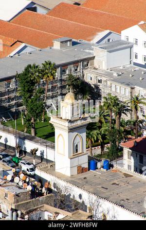 Vue en grand angle d'un petit masjid dans la ville d'Alger. Banque D'Images