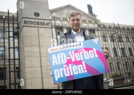 Berlin, Allemagne. 31 janvier 2024. Thomas Laschyk, rédacteur en chef et directeur général du blog 'Volksverpetzer', se tient devant le Bundesrat avec une pancarte indiquant 'Check AfD ban!' Avant de remettre la pétition 'Check AfD Ban!' Au président du Bundesrat, Schwesig. Environ 800 000 personnes ont signé la pétition sur la plateforme de pétition innn.it depuis son lancement le 14 août 2023. Crédit : Sebastian Christoph Gollnow/dpa/Alamy Live News Banque D'Images