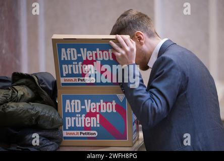 Berlin, Allemagne. 31 janvier 2024. Thomas Laschyk, rédacteur en chef et directeur général du blog 'Volksverpetzer', regarde dans la boîte contenant la clé USB avec les signatures avant de remettre la pétition 'Check AfD ban!' Au président du Conseil fédéral Schwesig. Environ 800 000 personnes ont signé la pétition sur la plateforme de pétition innn.it depuis son lancement le 14 août 2023. Crédit : Sebastian Christoph Gollnow/dpa/Alamy Live News Banque D'Images