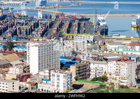 Vue panoramique du port d'Alger. Navires pétroliers sur la jetée. Banque D'Images