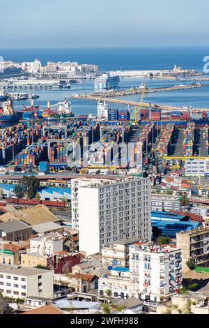 Vue panoramique du port d'Alger. Navires pétroliers sur la jetée. Banque D'Images