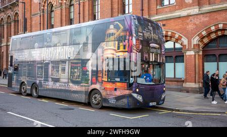 Le bus touristique coloré Harry Potter devant St Gare de Pancras Banque D'Images