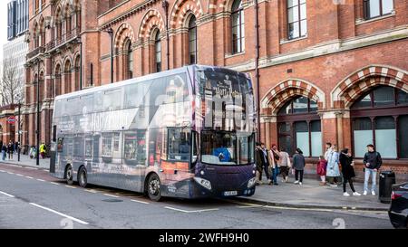 Le bus touristique coloré Harry Potter devant St Gare de Pancras Banque D'Images