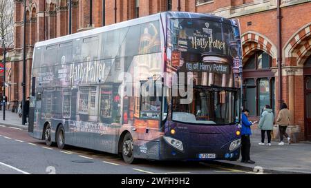 Le bus touristique coloré Harry Potter devant St Gare de Pancras Banque D'Images