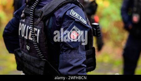 Hohenbostel, Allemagne. 03 janvier 2024. Les policiers de l’unité de disposition des Lüneburg discutent au cours d’un exercice. Crédit : Philipp Schulze/dpa/Alamy Live News Banque D'Images