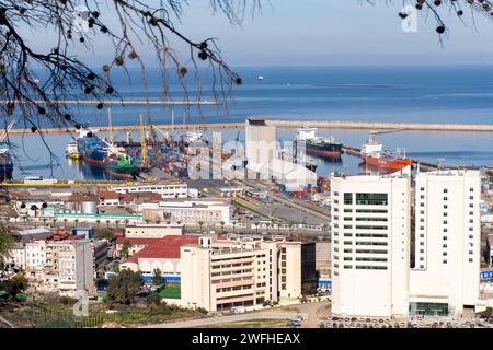 Vue panoramique du port d'Alger. Navires pétroliers sur la jetée. Banque D'Images