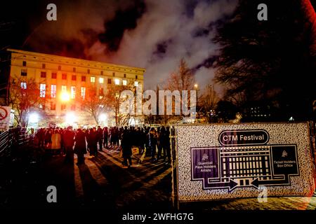 Berghain Club Berlin, CTM Festival 2024 Meinschenschlange zum Eintritt Berghain Club Berlin *** Berghain Club Berlin, CTM Festival 2024 Ma file d'attente pour l'entrée Berghain Club Berlin Banque D'Images