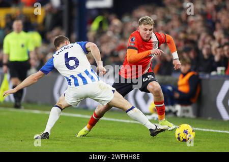 Le milieu de terrain de Luton Town Alfie Doughty (45) et le milieu de terrain de Brighton Hove Albion James Milner (6) lors du match de championnat anglais de Premier League entre Luton Town et Brighton et Hove Albion le 30 janvier 2024 à Kenilworth Road à Luton, en Angleterre Banque D'Images