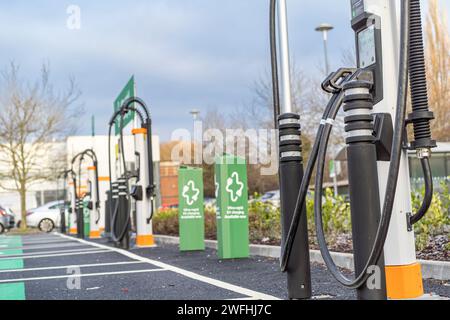Point de recharge rapide KEmpower dans un parking de supermarché Sainsbury's. Banque D'Images
