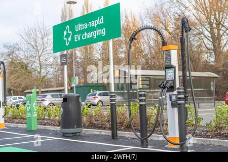 Point de recharge ultra-rapide pour véhicules électriques Kempower dans un parking de supermarché Sainsbury's, Royaume-Uni. Banque D'Images
