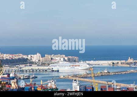 Vue panoramique du port d'Alger. Navires pétroliers sur la jetée. Banque D'Images