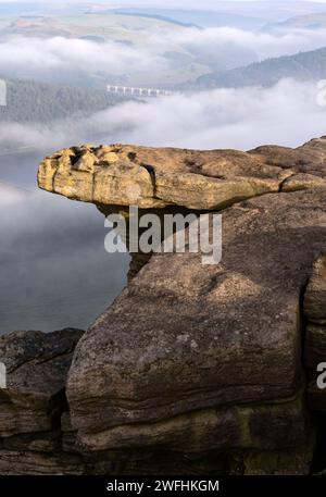 Réservoir Ladybower de Bamford Edge, avec inversion de brume et viaduc Ashopton en arrière-plan, Derbyshire Peak District Banque D'Images