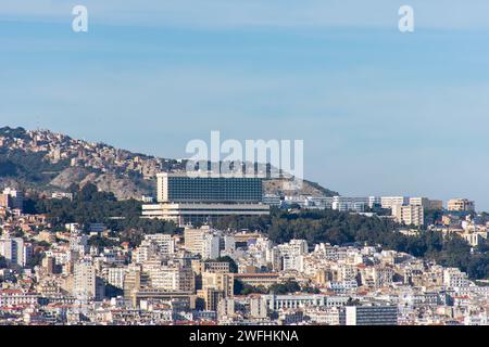 Vue panoramique sur l'hôtel Aurassi au sommet de la ville d'Alger. Banque D'Images