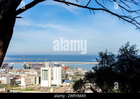 Vue panoramique du port d'Alger. Navires pétroliers sur la jetée. Banque D'Images