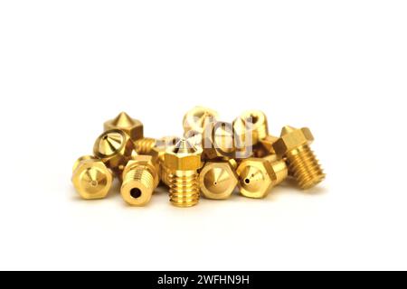 Pièce d'imprimante 3D, buses d'extrusion en laiton pour machine d'impression 3D sur fond blanc Banque D'Images