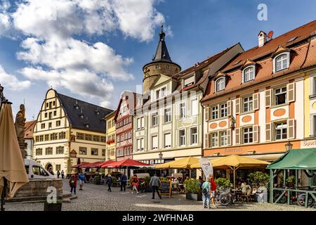 Markt Kitzingen Marktplatz mit Marktturm und Rathaus in der Altstadt von Kitzingen, Unterfranken, Bayern, Deutschland place du marché avec ville historique Banque D'Images