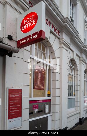 Panneaux Post Office et Bureau de change à l'entrée du bureau de poste de Teignmouth dans le Devon, en Angleterre. De jour. Banque D'Images