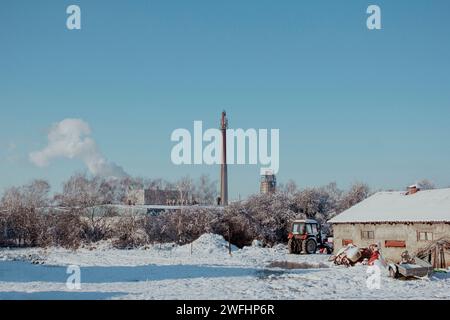 Une vue de l'industrie du bois avec une cheminée en brique Banque D'Images