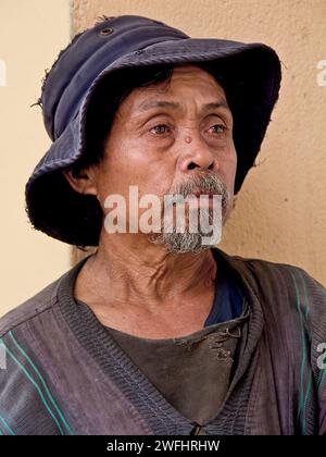 Homme sans abri à Bandung, Java Ouest, Indonésie. Banque D'Images