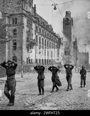 Les prisonniers allemands étant menés à la suite de l'occupation de la ville allemande de Hanovre par la 9e armée américaine le 10 avril 1945, pendant les derniers jours de la Seconde Guerre mondiale. Banque D'Images