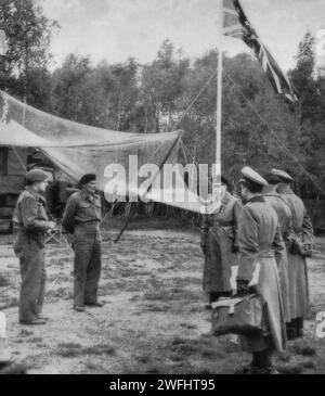 Le maréchal général Montgomery reçoit la délégation d'officiers allemands le 4 mai 1945, qui accepte la reddition inconditionnelle des forces allemandes dans le nord-ouest de l'Allemagne, en Hollande et au Danemark pendant les derniers jours de la Seconde Guerre mondiale. Banque D'Images