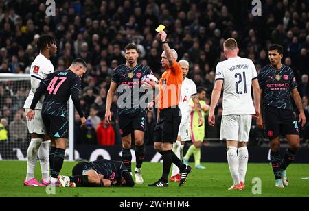 Destiny Udogie reçoit un carton jaune pour une faute sur Bernardo Silva de Manchester City. Emirates FA Cup, 4e tour, Tottenham Hotspur contre Manchester City Banque D'Images
