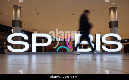 Hambourg, Allemagne. 31 janvier 2024. Un participant passe devant un logo lors de la conférence industrielle SpoBis. Crédit : Christian Charisius/dpa/Alamy Live News Banque D'Images