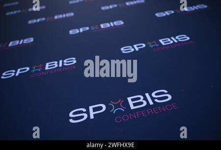 Hambourg, Allemagne. 31 janvier 2024. Le logo de la conférence de l'industrie SpoBis peut être vu sur un mur d'affichage. Crédit : Christian Charisius/dpa/Alamy Live News Banque D'Images