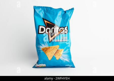 Londres, Royaume-Uni, 29 janvier 2024:- Un paquet de collations britanniques Doritos Cool Origina sur fond blanc Banque D'Images