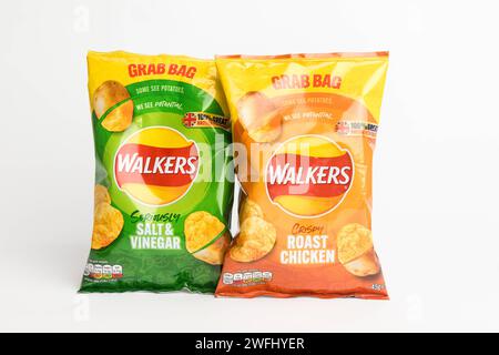 Londres, Royaume-Uni, 29 janvier 2024:- Une paire de paquets de Walkers British Potato chips sur fond blanc Banque D'Images