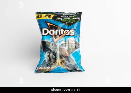 Londres, Royaume-Uni, 29 janvier 2024:- Un paquet de snacks Doritos Cool Original British Potato sur fond blanc Banque D'Images