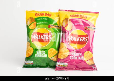 Londres, Royaume-Uni, 29 janvier 2024:- Une paire de paquets de Walkers British Potato chips sur fond blanc Banque D'Images