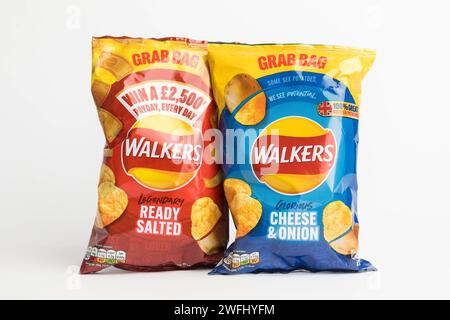 Londres, Royaume-Uni, 29 janvier 2024:- Une paire de paquets de Walkers British Potato chips sur fond blanc Banque D'Images