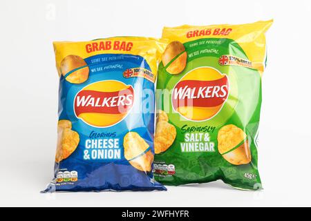 Londres, Royaume-Uni, 29 janvier 2024:- Une paire de paquets de Walkers British Potato chips sur fond blanc Banque D'Images