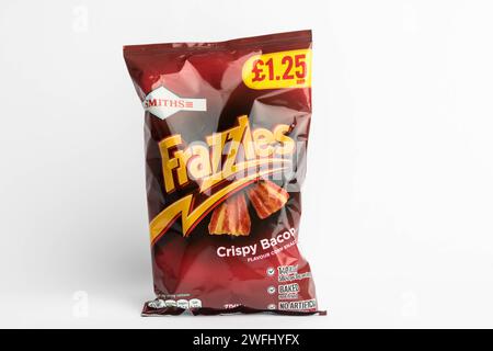 Londres, Royaume-Uni, 29 janvier 2024:- Un paquet de Smiths Frazzles Crispy Bacon British Potato snacks sur fond blanc Banque D'Images