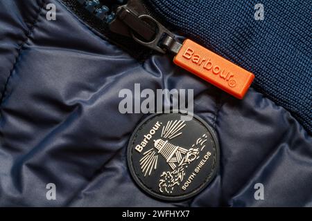 Fermeture éclair avec logo Barbour et écusson sur le gilet en duvet fibre Barbour pour femme Banque D'Images