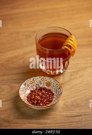 Concept de délicieuse boisson chaude, thé aux fruits dans une tasse en verre Banque D'Images