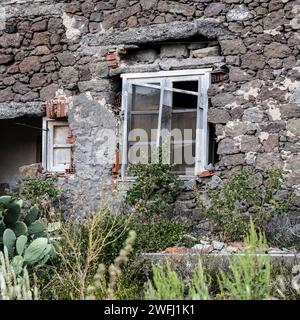 Bâtiment abandonné abandonné à l'abandon, Sardaigne, Italie Banque D'Images