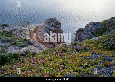 Vue sur la côte sud-ouest de la Sardaigne, depuis le phare de Capo Sandalo, île de San Pietro, Italie Banque D'Images