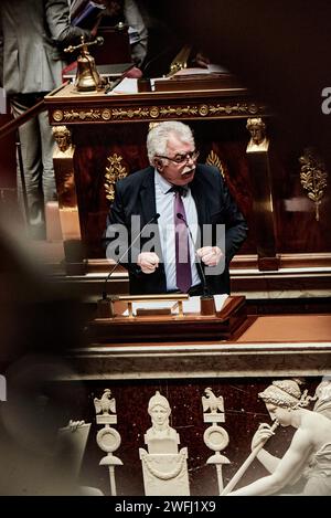 © Antonin Burat/le Pictorium/MAXPPP - Paris 30/01/2024 Antonin Burat/le Pictorium - 30/01/2024 - France/Ile-de-France/Paris - le PRESIDENT du groupe parlementaire 'gauche démocrate et républicaine' Andre Chassaigne prend la parole, apres le discours de politique générale du Premier ministre Gabriel Attal a l'Assemblée nationale 30 janvier 2024. - Valeurs actuelles Out, no jdd, jdd Out, RUSSIA OUT, NO RUSSIA #norussia/30/01/2024 - France/Ile-de-France (région)/Paris - le président du groupe parlementaire gauche démocrate et républicaine André Chassaigne intervient après Prim Banque D'Images