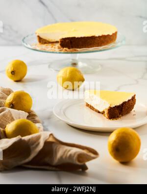 Cheesecake au mascarpone avec caillé de citron et base de sablé. Fond de marbre blanc. Photo de nourriture haute touche Banque D'Images