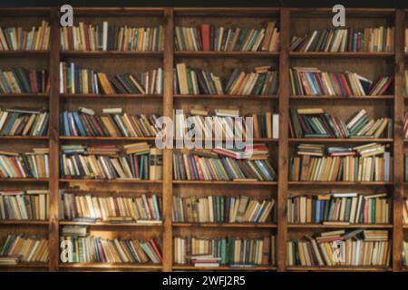 Étagère vintage avec collection de vieux livres encadrés dans des teintes toniques, ajoutant une touche nostalgique et antique. Littérature, connaissances et charme des pages âgées. les tons sourds créent une atmosphère intemporelle et classique. Photo de haute qualité Banque D'Images