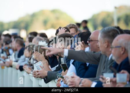 Ascot, Berkshire, Royaume-Uni. 6 octobre 2023. Les coureurs regardent les Heros novice Stakes à l'hippodrome d'Ascot lors du meeting Autumn Racing Friday. Crédit : Maureen McLean/Alamy Banque D'Images