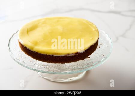 Cheesecake au mascarpone avec caillé de citron et base de sablé. Fond de marbre blanc. Photo de nourriture haute touche Banque D'Images