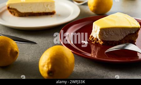 Cheesecake au mascarpone avec caillé de citron et base de sablé. Banque D'Images