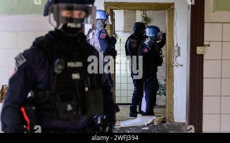 Hohenbostel, Allemagne. 03 janvier 2024. Les policiers de l ' unité de disposition des Lüneburg s ' entraînent à pénétrer dans un bâtiment. Crédit : Philipp Schulze/dpa/Alamy Live News Banque D'Images