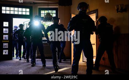 Hohenbostel, Allemagne. 03 janvier 2024. Les policiers de l ' unité de disposition des Lüneburg s ' entraînent à pénétrer dans un bâtiment. Crédit : Philipp Schulze/dpa/Alamy Live News Banque D'Images