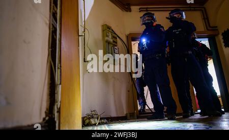 Hohenbostel, Allemagne. 03 janvier 2024. Les policiers de l ' unité de disposition des Lüneburg s ' entraînent à pénétrer dans un bâtiment. Crédit : Philipp Schulze/dpa/Alamy Live News Banque D'Images