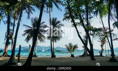 Koh Wai Island, Trat, Thaïlande est une île tropicale tinny près de Koh Chang. Plage tropicale.Plage tropicale. Panorama de plage tropicale idyllique avec palmier Banque D'Images