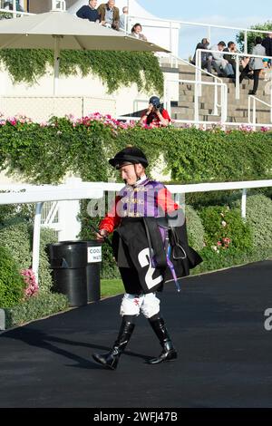 Ascot, Berkshire, Royaume-Uni. 6 octobre 2023. Le jockey Tom Marquand revient sur le Parade Ring après avoir monté le Queen's Horse Educator à l'hippodrome d'Ascot dans le cadre des Inline Policy Ltd 10th Anniversary handicap Stakes lors du meeting Autumn Racing Friday. Crédit : Maureen McLean/Alamy Banque D'Images